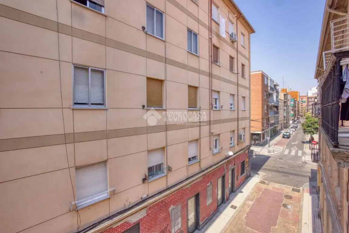 Vista exterior de Piso de alquiler en Salamanca con Calefacción y Balcón