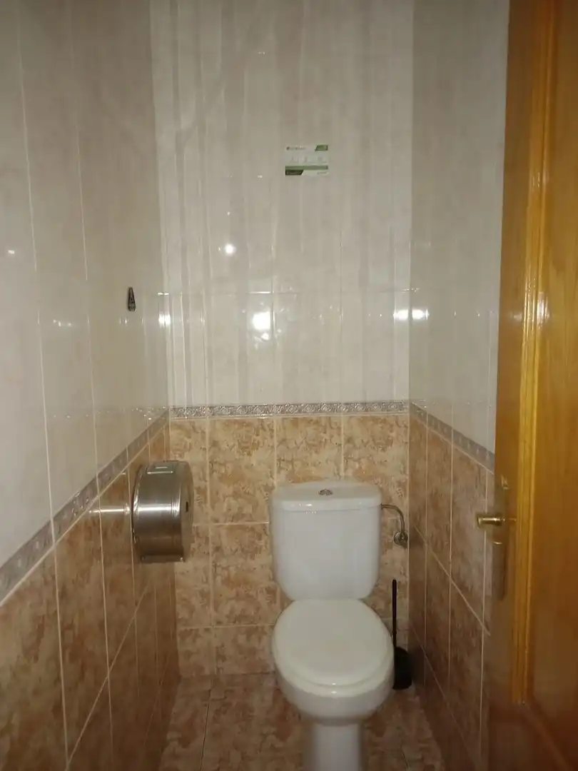 Baño de Local de alquiler en Cáceres con Aire acondicionado