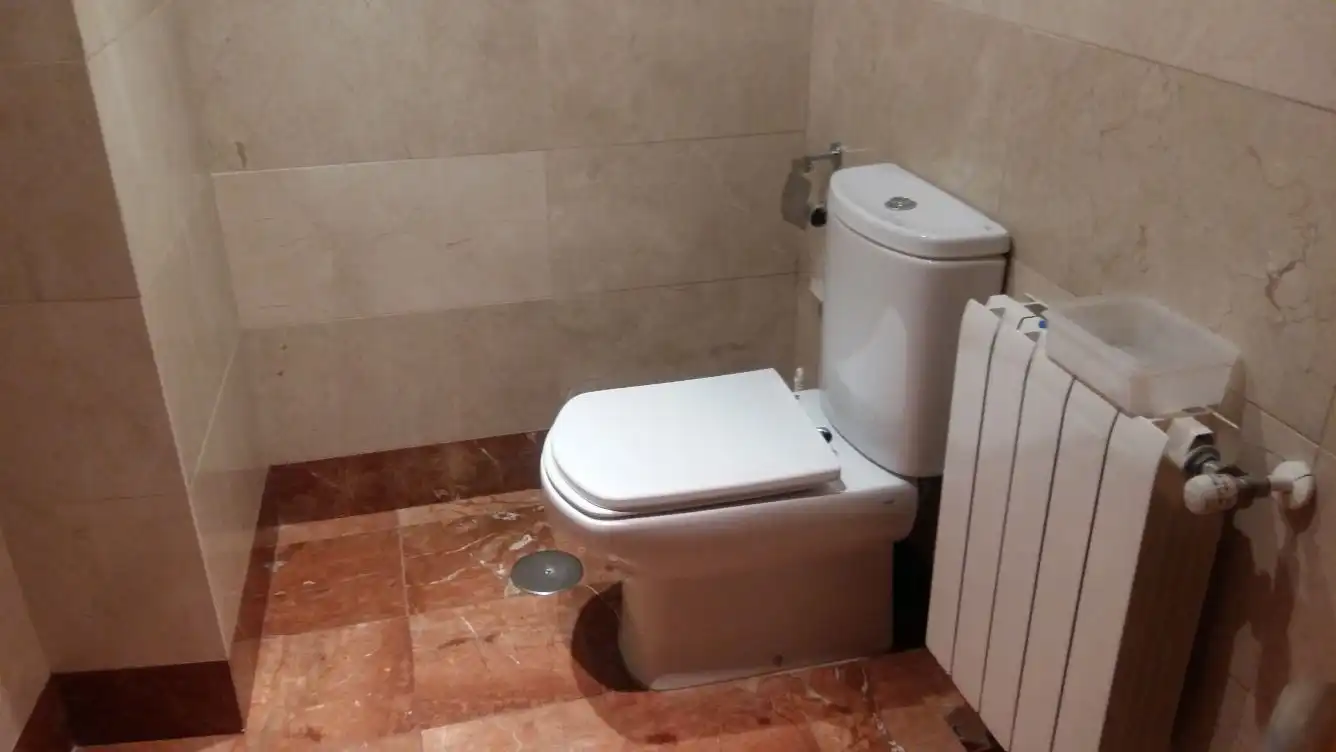 Bany de Apartament de lloguer en Badajoz amb Aire condicionat, Calefacció i Moblat