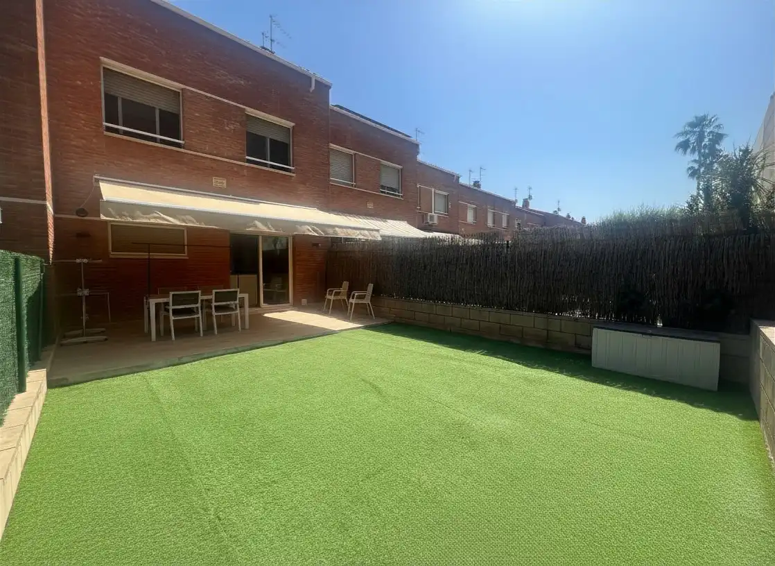 Terrasse von Einfamilien-Reihenhaus zum Verkauf in Castellbisbal mit Heizung, Privatgarten und Parkett