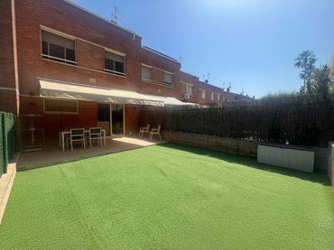 Adosado con balcón en venta en Castellbisbal
