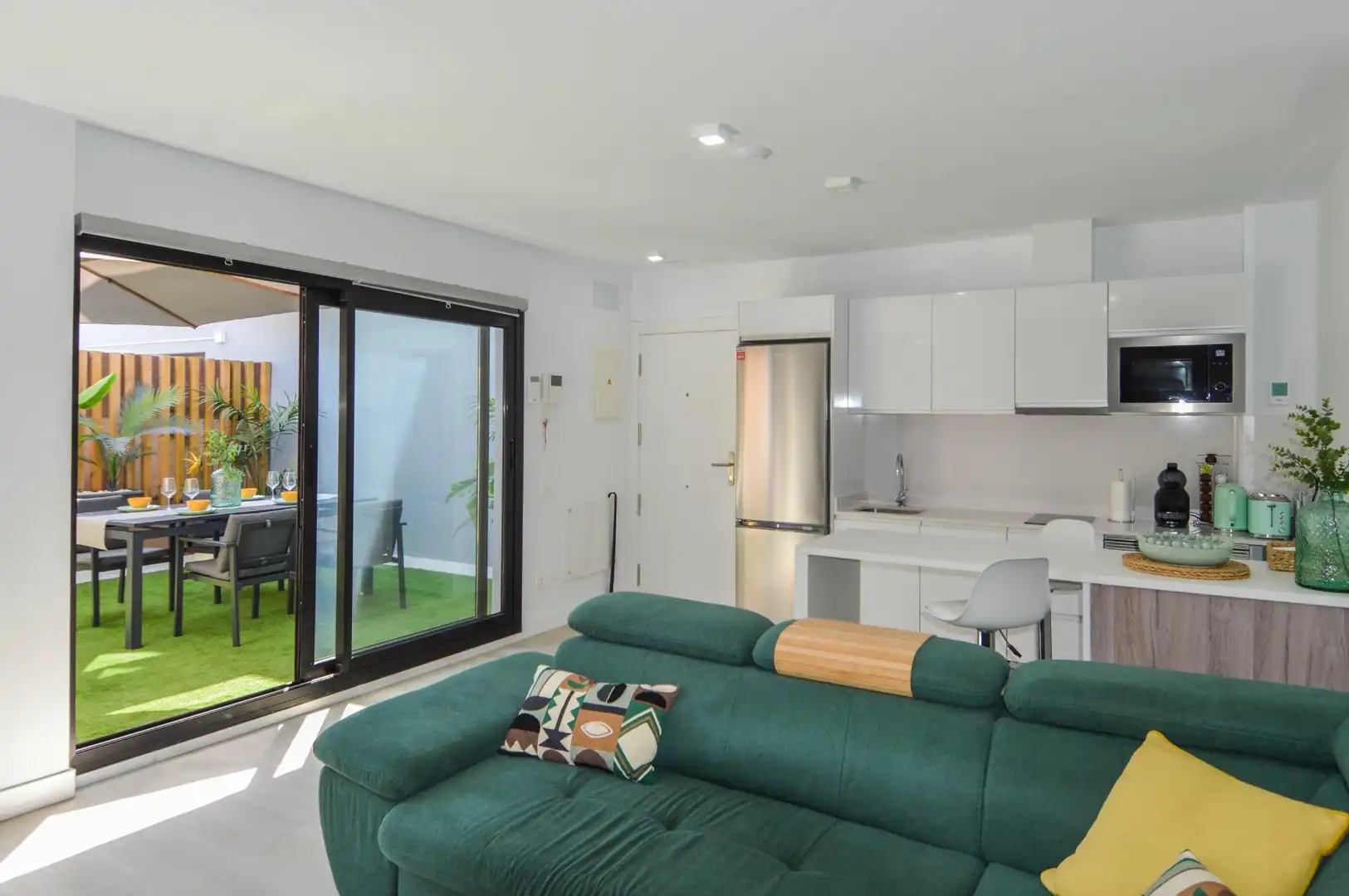 Sala d'estar de Apartament de lloguer en Mogán amb Aire condicionat, Jardí privat i Terrassa