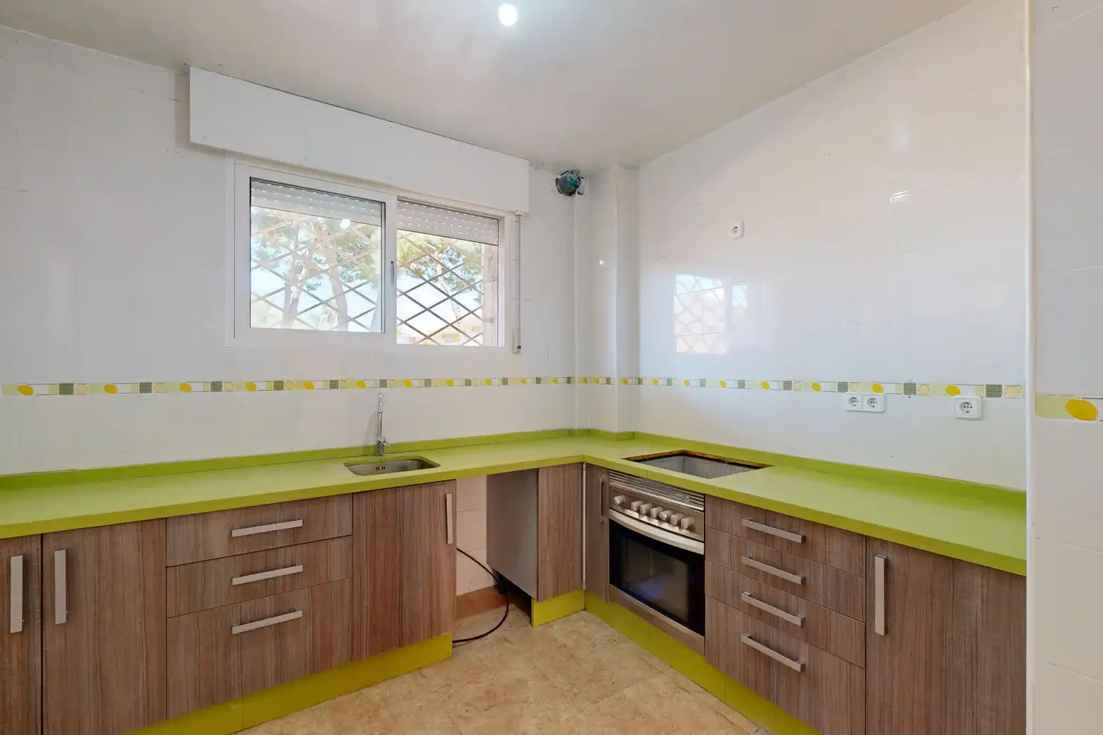Küche von Wohnung zum Verkauf in Cartagena mit Privatgarten, Terrasse und Abstellraum