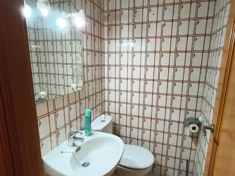 Badezimmer von Wohnung zum Verkauf in  Huelva Capital mit Balkon