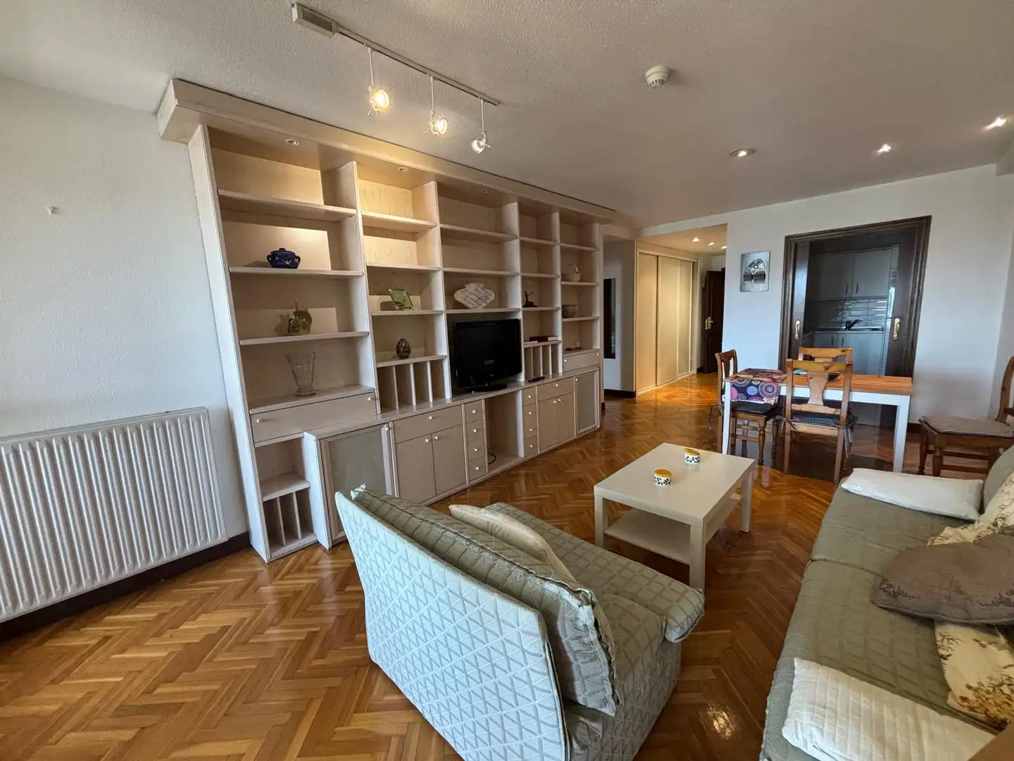 Sala de estar de Piso de alquiler en  Pamplona / Iruña con Calefacción, Parquet y Terraza