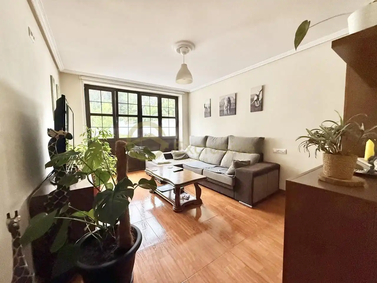Sala d'estar de Casa adosada en venda en Avilés amb Calefacció, Jardí privat i Terrassa