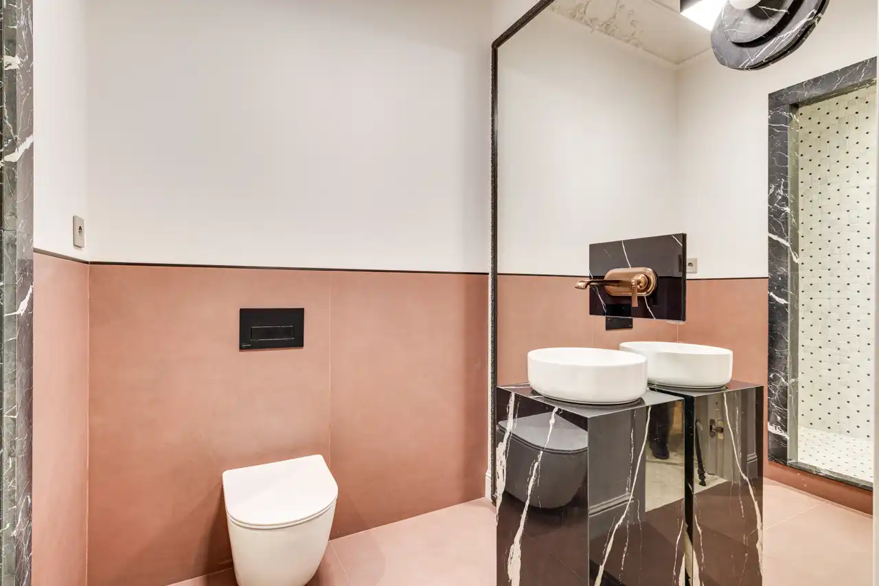 Badezimmer von Wohnungen zum Verkauf in Barcelona mit Klimaanlage, Heizung und Parkett
