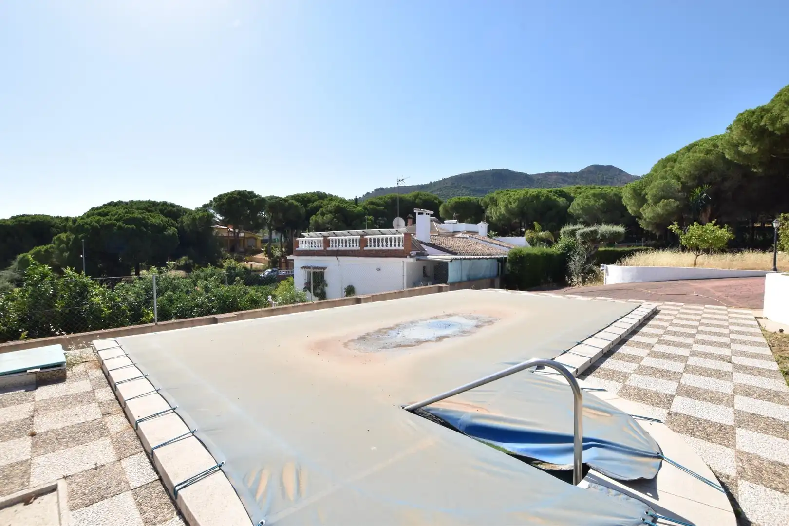 Piscina de Casa o xalet en venda en Alhaurín de la Torre amb Jardí privat, Terrassa i Piscina comunitària