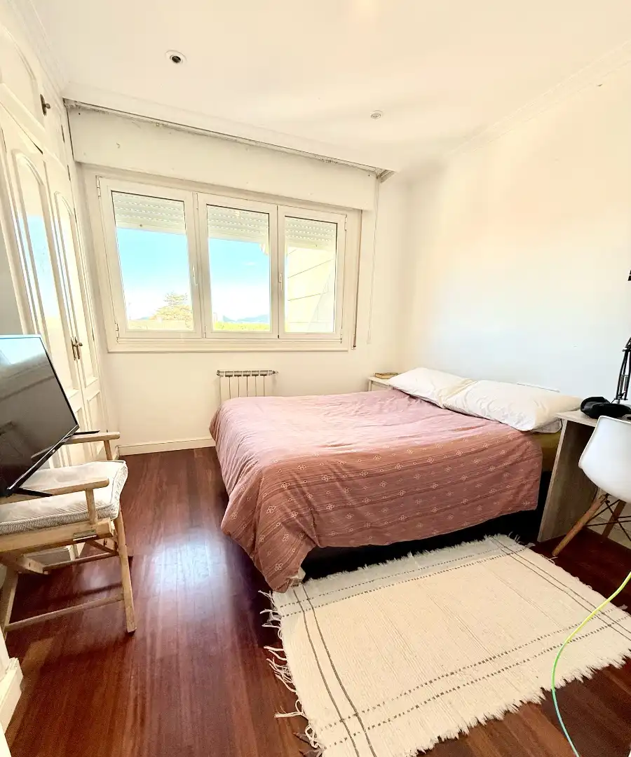 Dormitori de Casa adosada en venda en Vigo  amb Calefacció, Jardí privat i Parquet