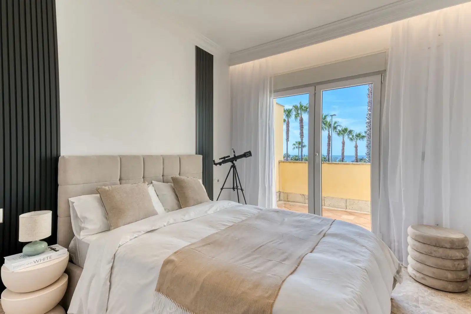Dormitori de Casa adosada en venda en Marbella amb Aire condicionat, Jardí privat i Terrassa