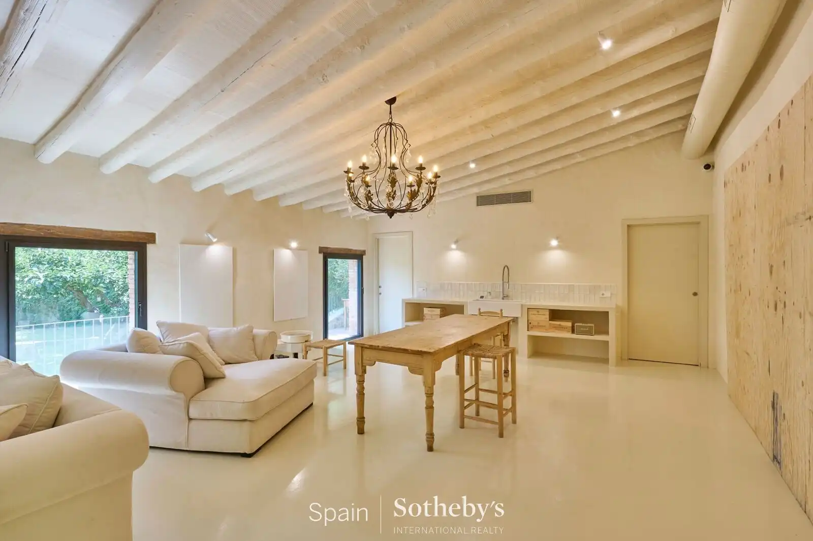 Sala d'estar de Casa o xalet en venda en Alella amb Aire condicionat, Calefacció i Jardí privat
