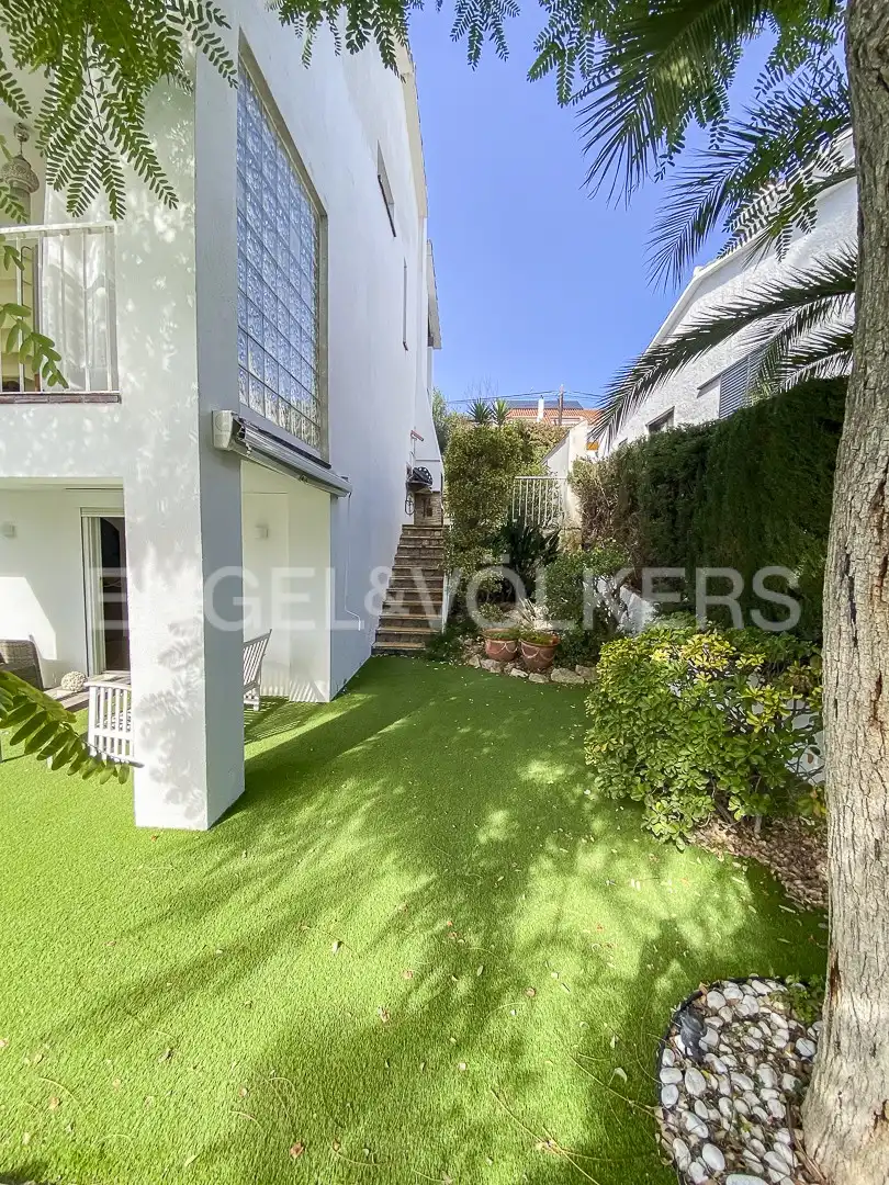 Vista exterior de Casa adosada de alquiler en Sitges con Calefacción, Jardín privado y Terraza