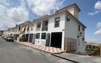 Vista exterior de Casa adosada en venda en Otura amb Calefacció, Terrassa i Traster