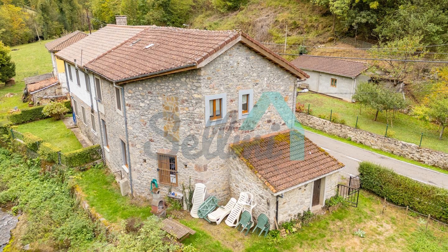 Exterior view of Single-family semi-detached for sale in Somiedo  with Private garden, Parquet flooring and Storage room