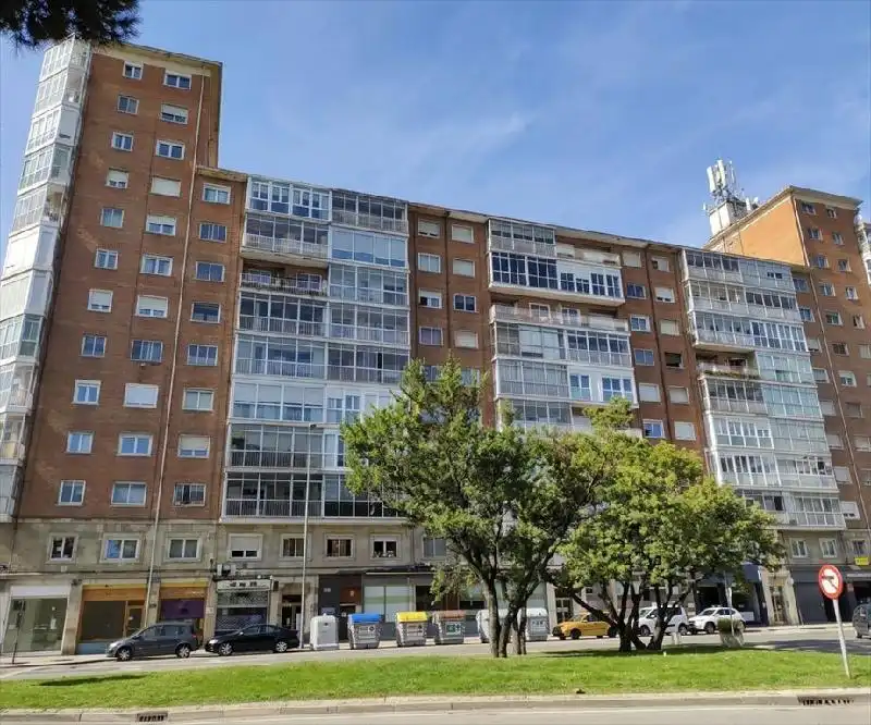 Vista exterior de Local de alquiler en Burgos Capital