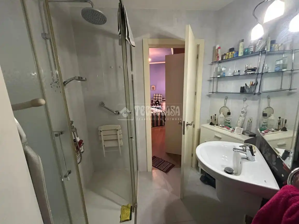 Bathroom of Flat for sale in Madrid  with Heating and Community pool
