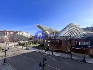 Vista exterior de Oficina en venta en Oviedo  con Calefacción