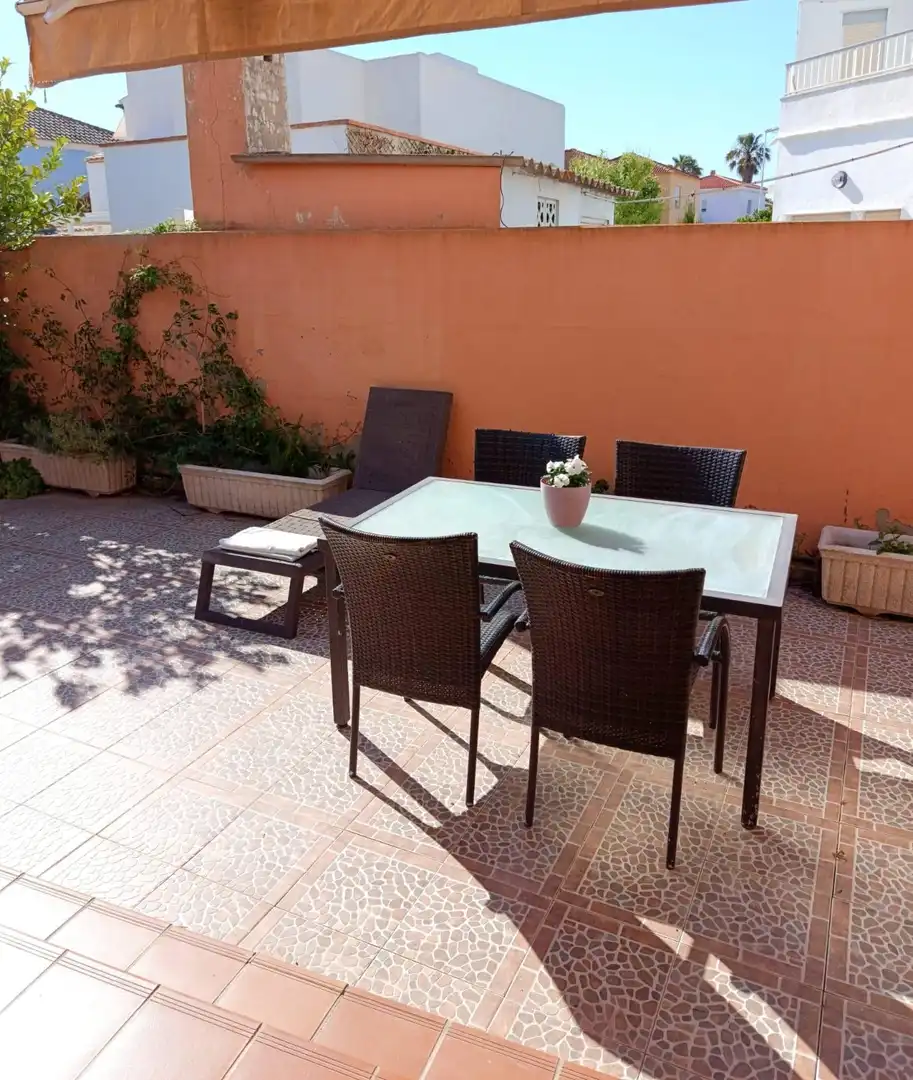 Terrasse von Einfamilien-Reihenhaus zum Verkauf in Cullera mit Klimaanlage, Privatgarten und Terrasse
