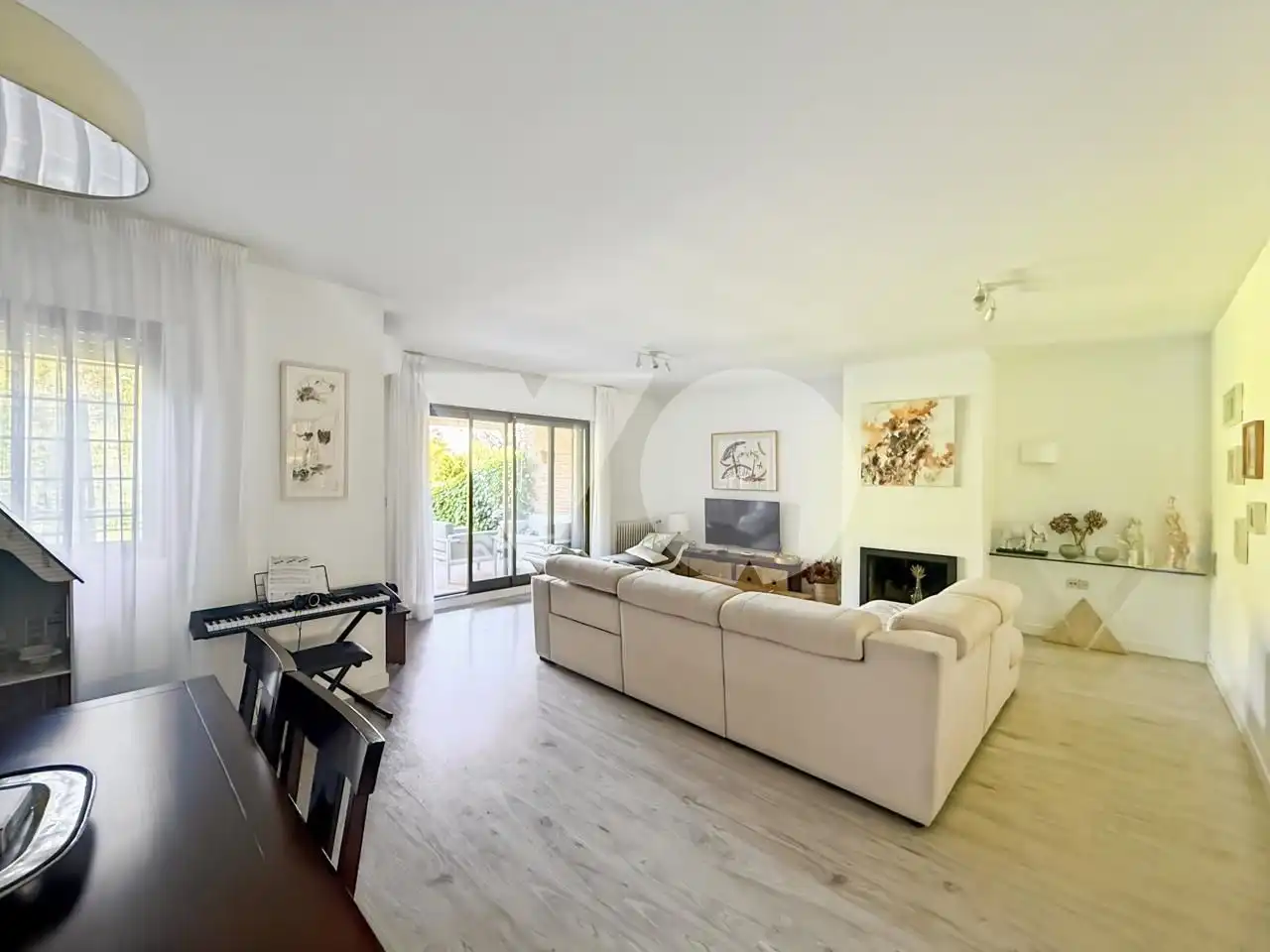 Sala d'estar de Casa adosada en venda en Majadahonda amb Aire condicionat, Calefacció i Jardí privat