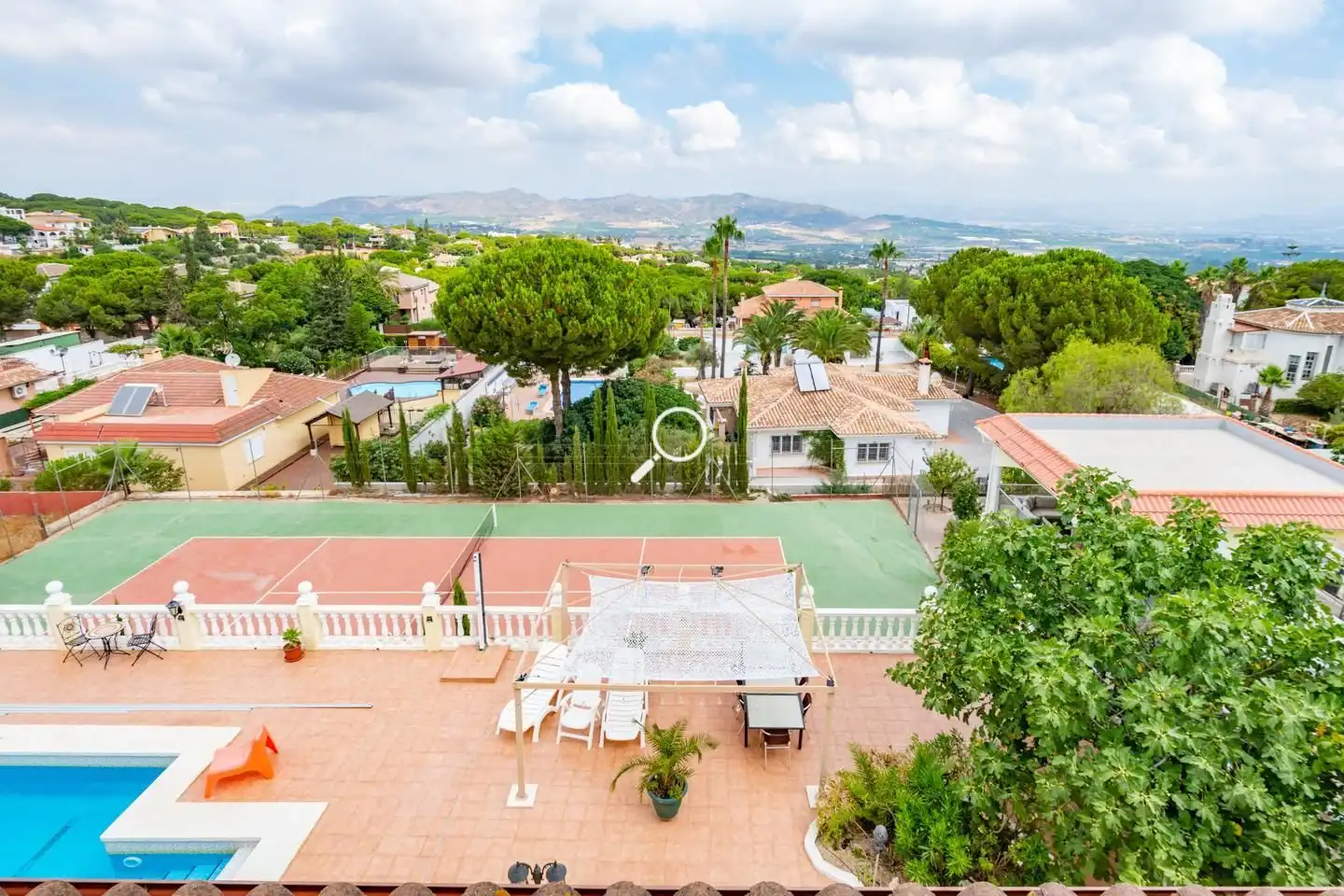 Vista exterior de Casa o xalet en venda en Alhaurín de la Torre amb Aire condicionat, Jardí privat i Terrassa