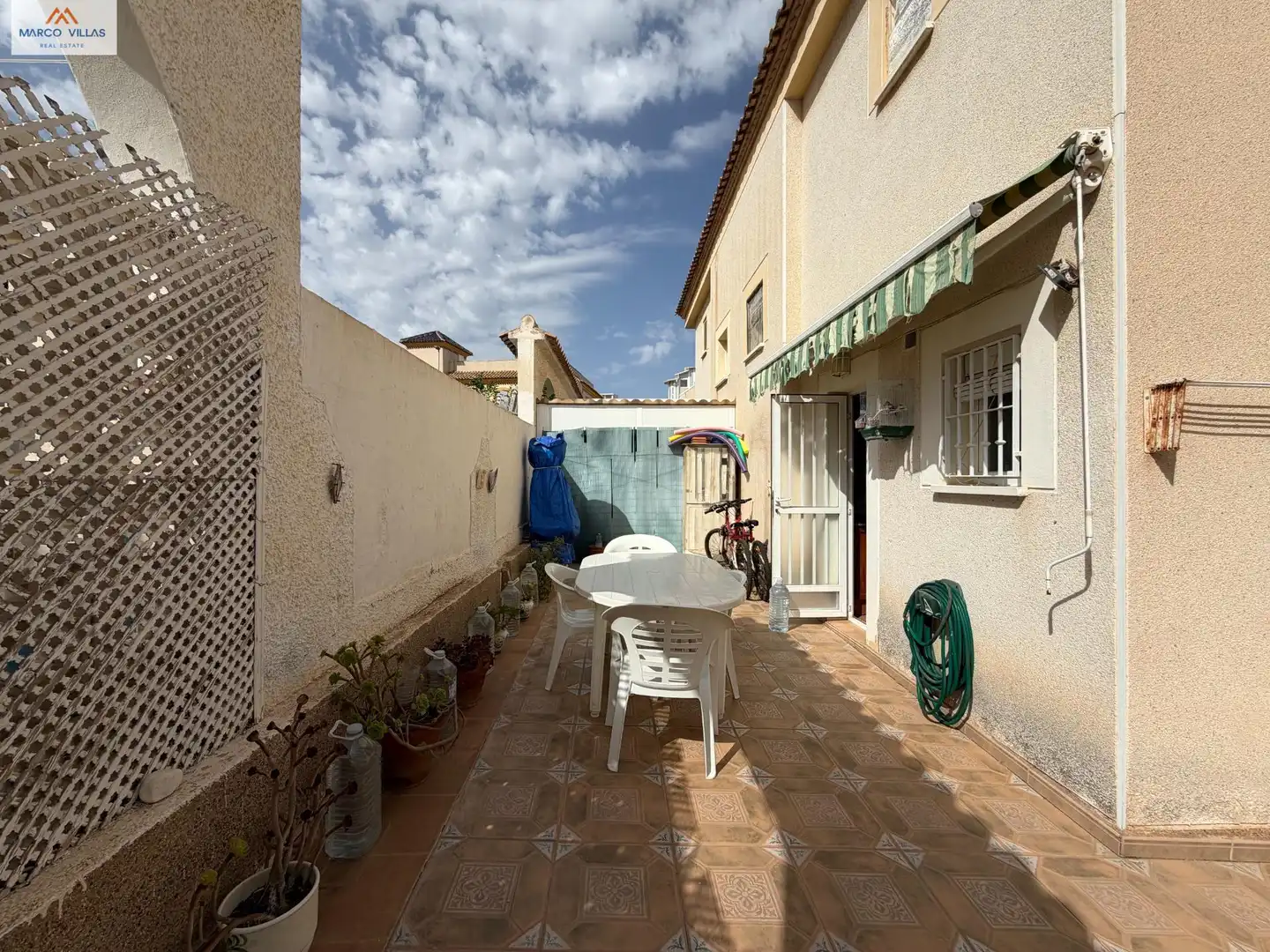 Vista exterior de Casa adosada en venda en Guardamar del Segura amb Jardí privat, Terrassa i Moblat