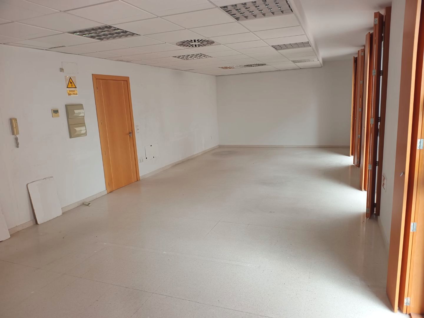 Office to rent in Alagón  with Air Conditioner, Heating and Furnished