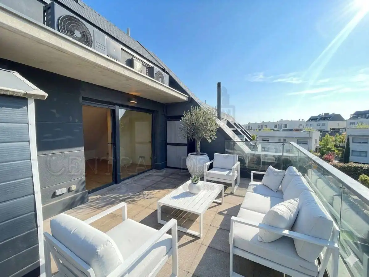 Detached homes for rent in Calle Francisco de Vitoria, Valenoso