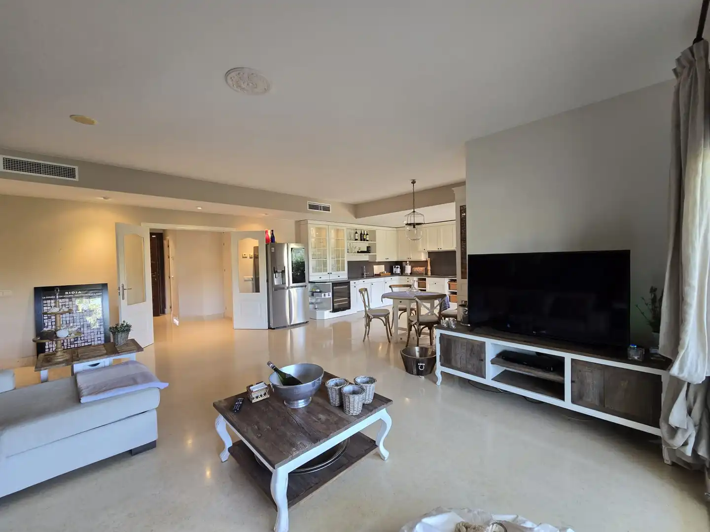 Sala de estar de Piso en venta en Benahavís con Aire acondicionado, Terraza y Trastero