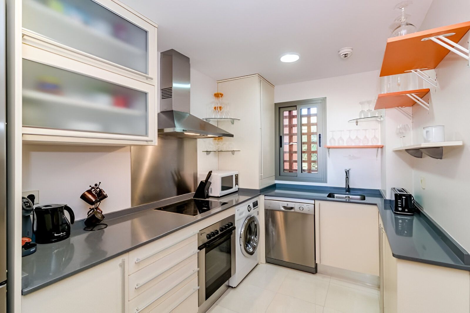 Cocina de Apartamento en venta en Estepona con Aire acondicionado, Terraza y Piscina