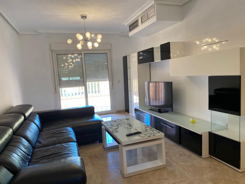 Sala d'estar de Casa adosada de lloguer en  Almería Capital amb Aire condicionat, Jardí privat i Parquet