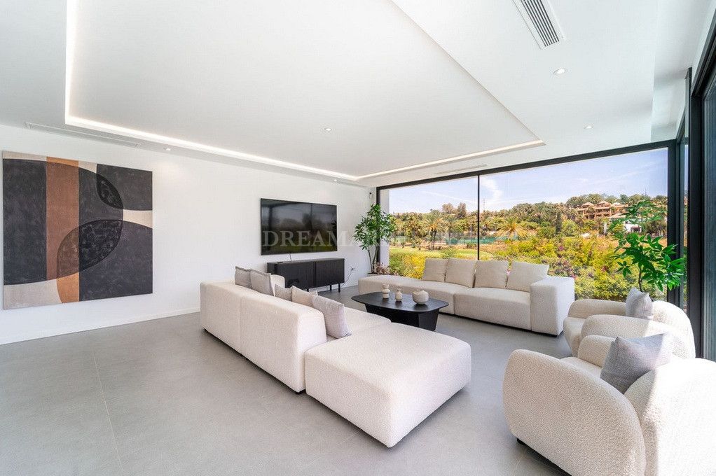 Sala d'estar de Casa o xalet en venda en Estepona amb Aire condicionat, Jardí privat i Terrassa