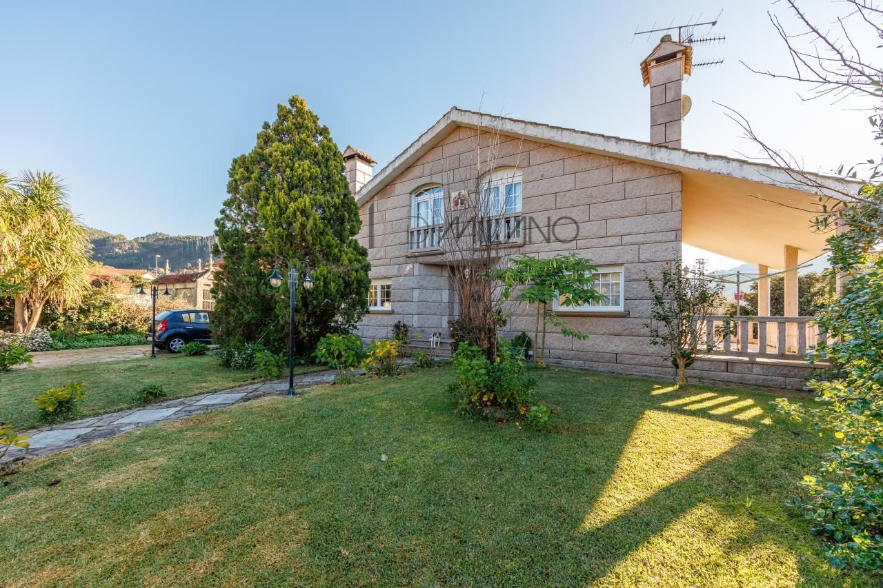Vista exterior de Casa o xalet en venda en Nigrán amb Calefacció, Jardí privat i Terrassa