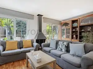 Sala de estar de Casa adosada en venta en Sant Cugat del Vallès con Aire acondicionado, Calefacción y Jardín privado