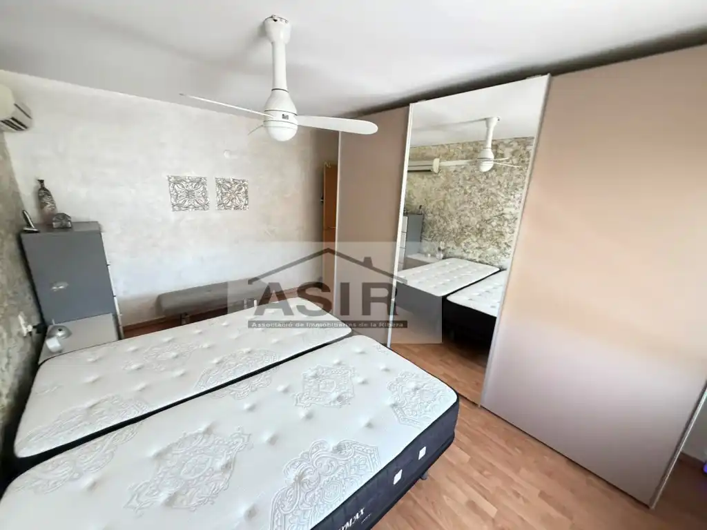 Schlafzimmer von Dachboden zum Verkauf in Alzira mit Klimaanlage und Balkon