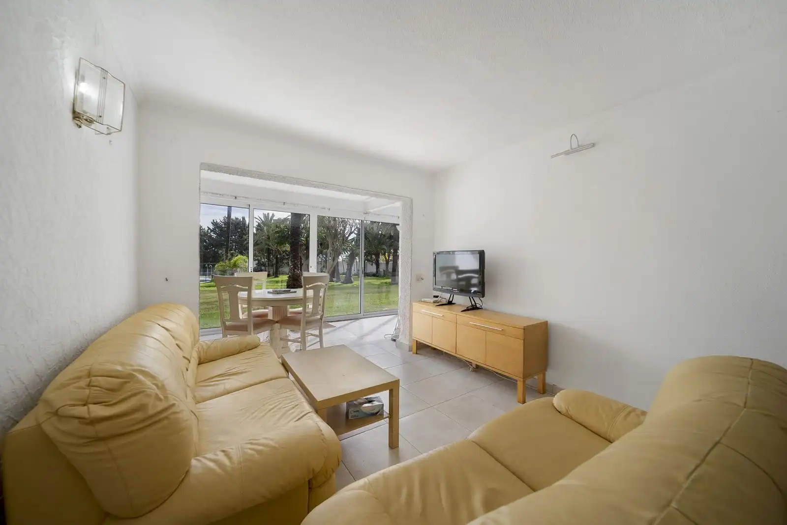Sala de estar de Apartamento en venta en Benalmádena con Aire acondicionado, Amueblado y Piscina comunitaria