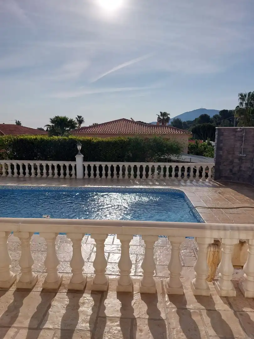 Schwimmbecken von Haus oder Chalet zum Verkauf in L'Alfàs del Pi mit Klimaanlage, Privatgarten und Terrasse