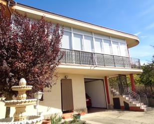 Vista exterior de Casa adosada en venda en Ábalos amb Calefacció, Terrassa i Moblat