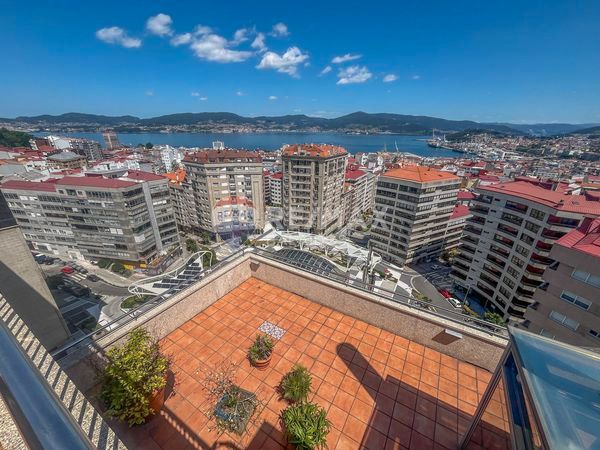 Vista exterior de Dúplex en venda en Vigo  amb Calefacció, Parquet i Terrassa