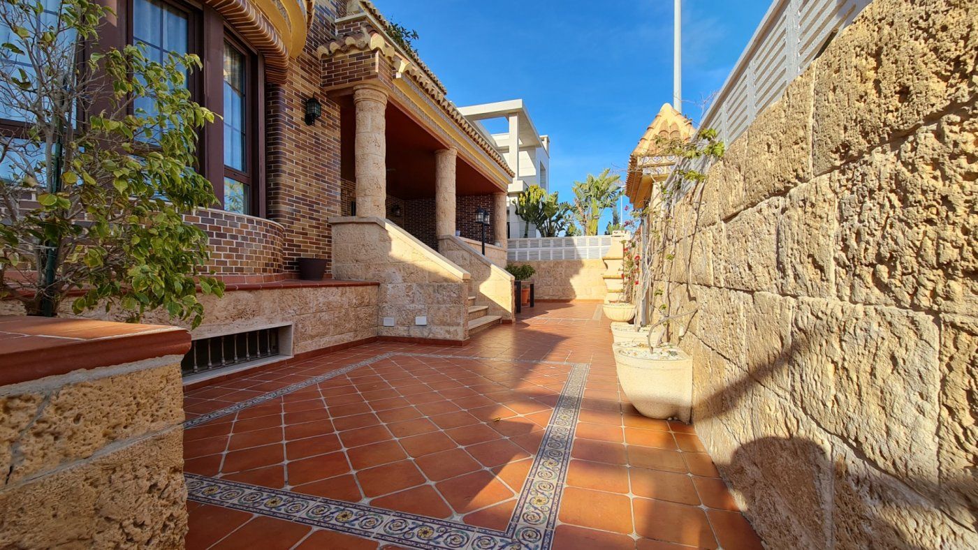 Exterior view of House or chalet for sale in Roquetas de Mar  with Air Conditioner, Heating and Private garden