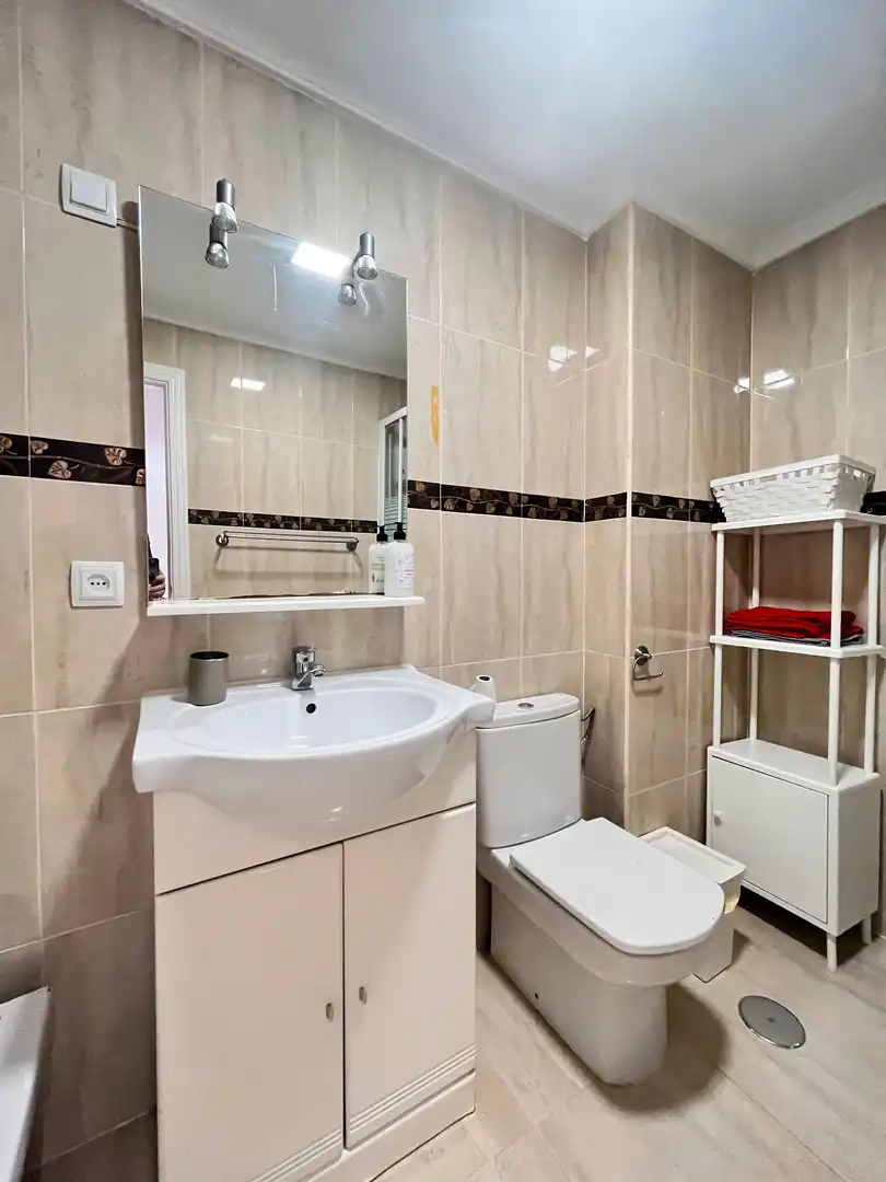 Baño de Piso de alquiler en Madrid con Aire acondicionado, Terraza y Amueblado