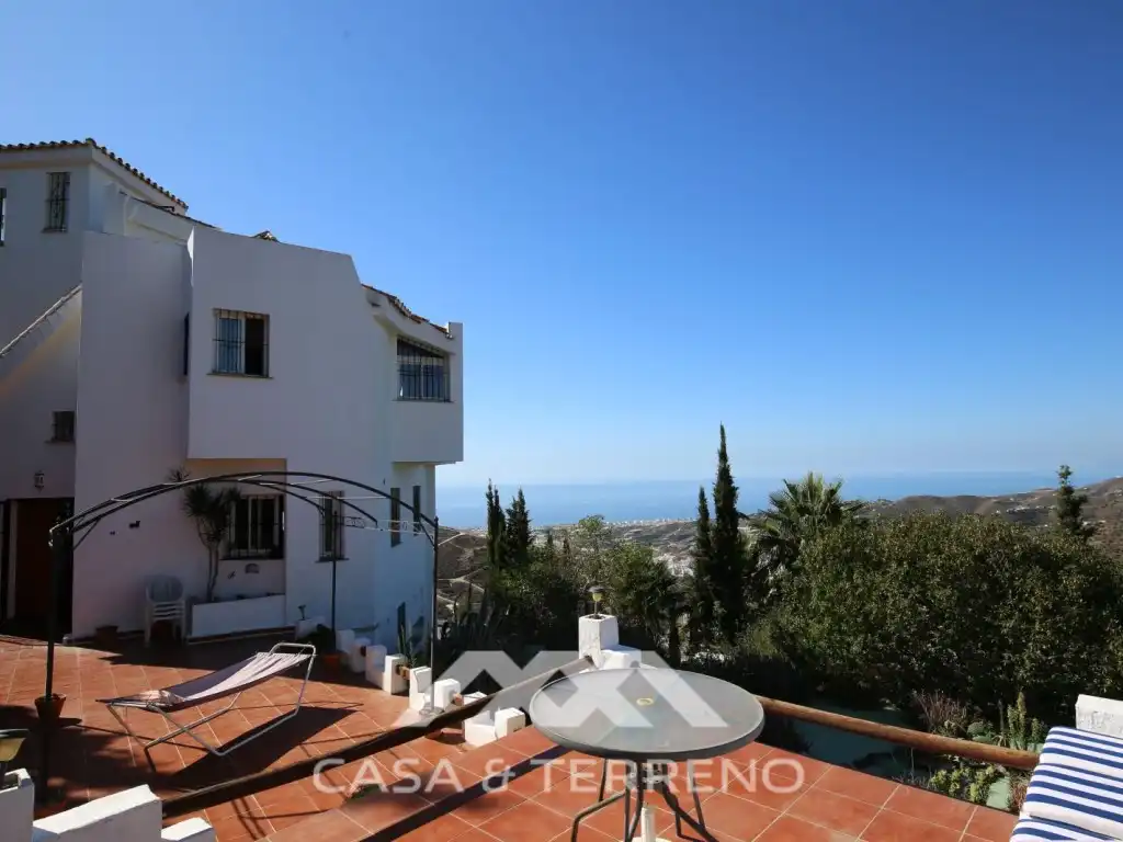 Vista exterior de Casa o xalet en venda en Torrox amb Aire condicionat i Balcó