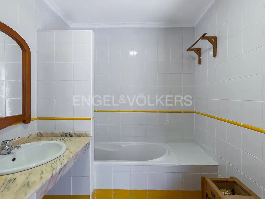 Badezimmer von Wohnung zur Miete in Valencia mit Klimaanlage, Heizung und Parkett