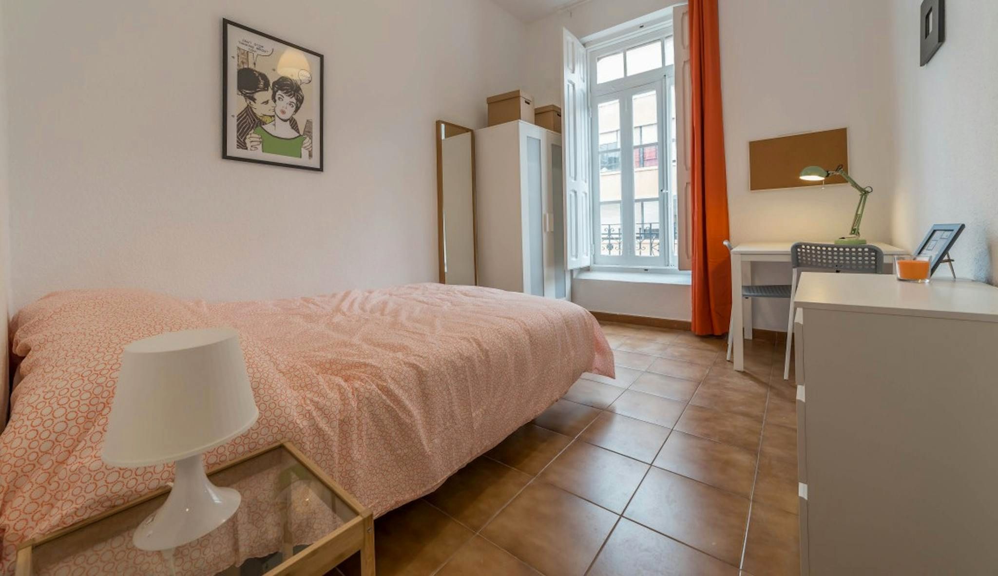 Bedroom of Flat to share in  Valencia Capital  with Washing machine, Balcony and Internet