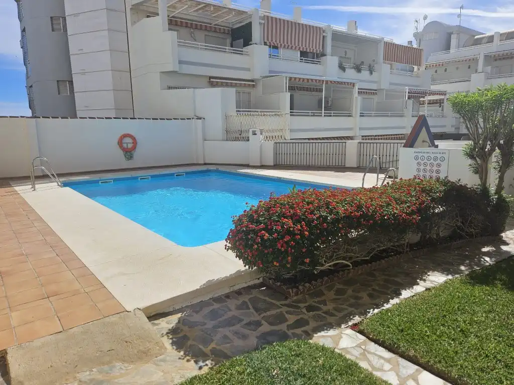 Piscina de Pis en venda en Torrox amb Jardí privat, Terrassa i Piscina