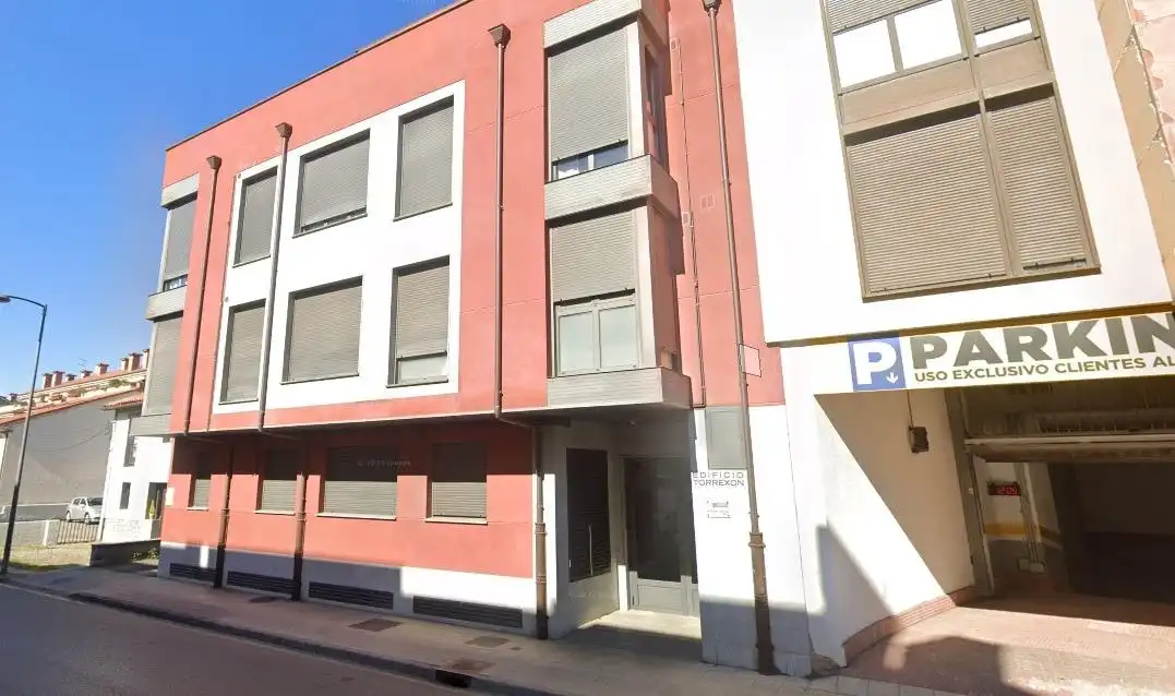 Vista exterior de Piso en venta en Llanes con Trastero