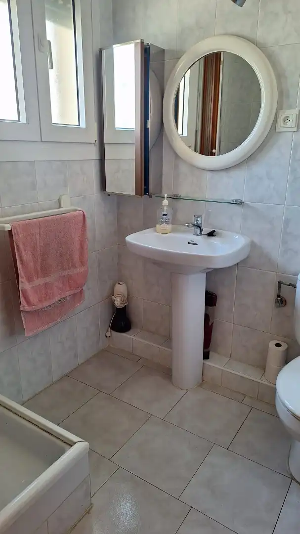Badezimmer von Einfamilien-Reihenhaus zum Verkauf in Torredembarra mit Heizung, Privatgarten und Terrasse