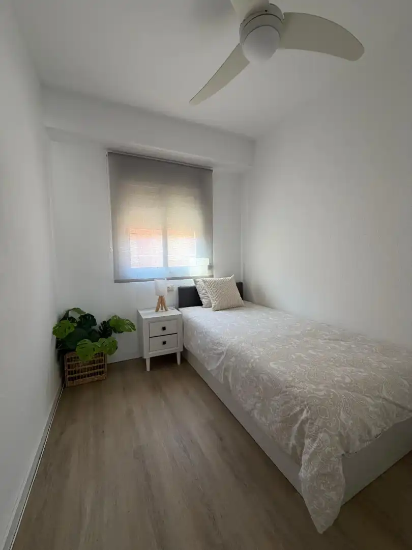 Dormitori de Apartament de lloguer en Sueca amb Parquet, Terrassa i Moblat