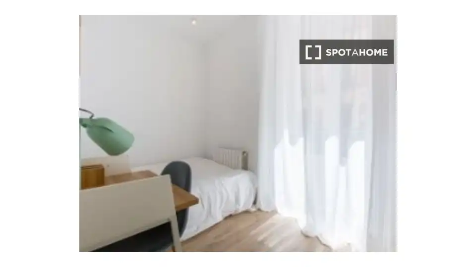 Bedroom of Flat for share in Centro