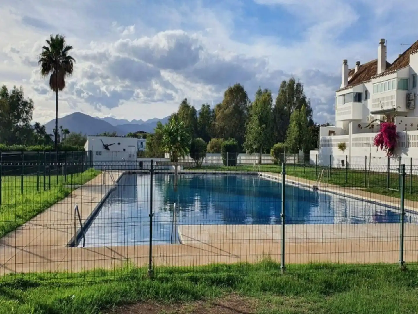 Schwimmbecken von Einfamilien-Reihenhaus zum Verkauf in Mijas mit Klimaanlage, Heizung und Terrasse