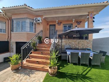 Villa con piscina in vendita a ZARZAMORA